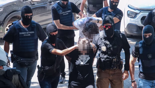 Ενώπιον της ανακρίτριας οι τρεις κατηγορούμενοι για τη φονική εμπρηστική επίθεση στο σπίτι της οικογένειας Νέστορα