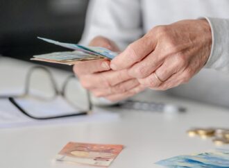 Συνταξιούχοι στην εργασία μετά τη σύνταξη με μπόνους έως 120 ευρώ