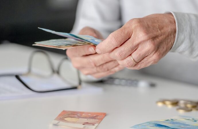 Συνταξιούχοι στην εργασία μετά τη σύνταξη με μπόνους έως 120 ευρώ