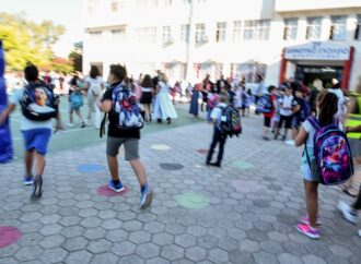 Η ΕΛΑΣ επαναφέρει την ηρεμία στα σχολεία με ολιγομελή τμήματα και παύση διώξεων κατά εκπαιδευτικών
