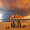 Γαλλία: Viral φωτογραφία ζευγαριού σε παραλία με φόντο τις πυρκαγιές προκαλεί αντιδράσεις για φόβο και αδιαφορία