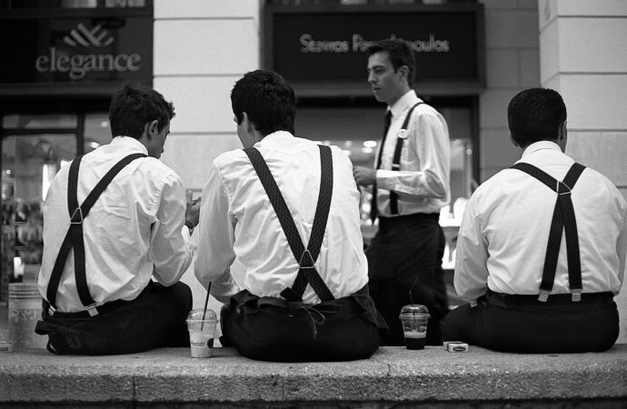 Πελάτες στις ξαπλώστρες, υπεύθυνοι χαρτικών και κρυφτό σε φέρετρα: Οι απίθανες πατέντες εργοδοτών για να παρακάμψουν την ψηφιακή κάρτα εργασίας