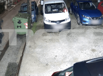Σοκαριστικό περιστατικό στη Λάρισα: Καρέ καρέ η εμπρηστική επίθεση σε ΙΧ γυναίκας