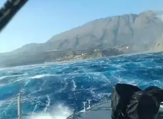 Συγκλονίζει ο ψαράς που έσωσε 30 εγκλωβισμένους στο Ρέθυμνο εν μέσω θυελλωδών ανέμων και εκρήξεων