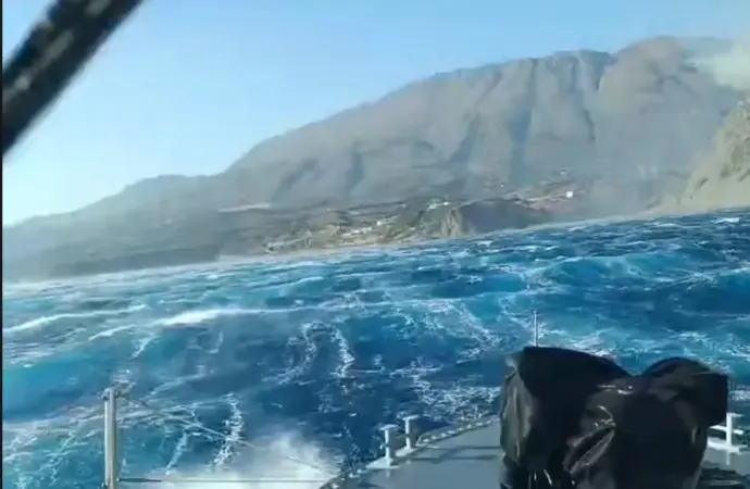 Συγκλονίζει ο ψαράς που έσωσε 30 εγκλωβισμένους στο Ρέθυμνο εν μέσω θυελλωδών ανέμων και εκρήξεων