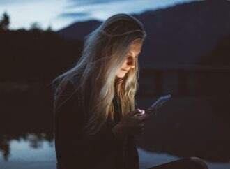 Γιατί επιστρέφουμε ξανά και ξανά στα παλιά μας μηνύματα;