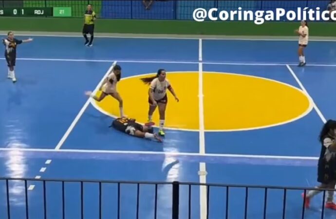 Χαμός σε αγώνα γυναικών στη Βραζιλία: Παίκτρια εκτός ελέγχου κλώτσησε αντίπαλο στο κεφάλι