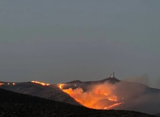 Πάρος: Καλύτερη η εικόνα της φωτιάς – Μάχη για τον έλεγχο της περιμέτρου