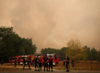 Γαλλία: Στρατιά εθελοντών στο πλευρό πυροσβεστών και εκτοπισμένων στα μετόπισθεν των πυρκαγιών – Βίντεο