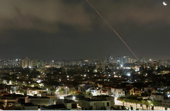 Για όγδοη νύχτα συνεχίζονται οι αμερικανικοί βομβαρδισμοί στο Ιράν