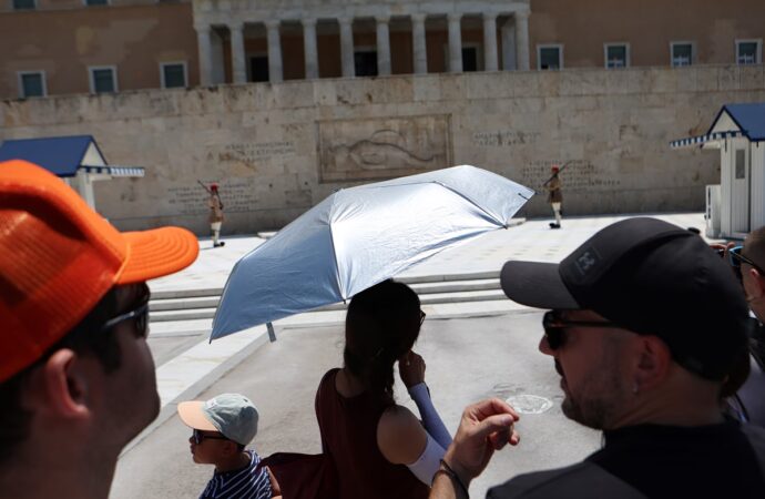Καιρός: Στους 38 βαθμούς η θερμοκρασία την Τρίτη – Σε ποιες περιοχές θα σημειωθούν βροχές