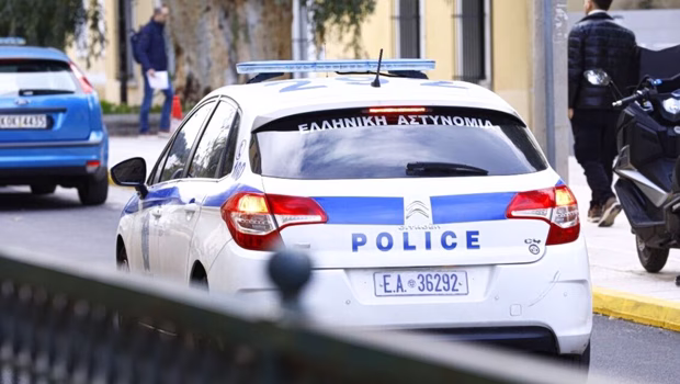 Μεθυσμένος προκάλεσε πανικό στον Κολωνό: Επιτέθηκε με φαλτσέτα και τραυμάτισε 26χρονο σε τροχαίο
