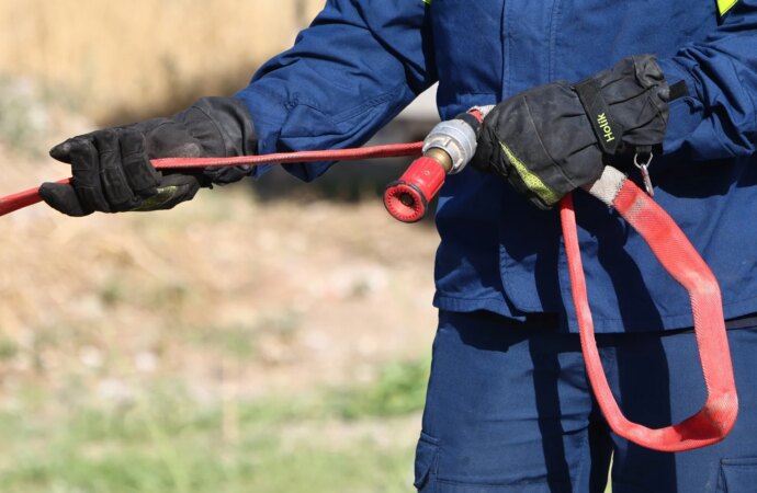 Κοζάνη: Υπό έλεγχο η φωτιά στην Τραπεζίτσα – Ένας τραυματίας