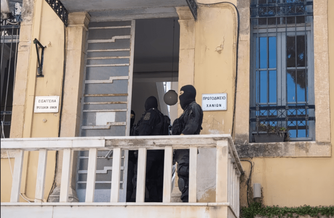 Ελεύθερος μετά την απολογία του ο ιατροδικαστής για τη «Μαφία της Κρήτης» – Κατηγορείται για παθητική δωροδοκία