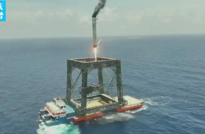 Τέλος στο μονοπώλιο της SpaceX: Η Κίνα ανέκτησε πύραυλο με καινοτόμο μέθοδο