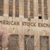 Βουτιά του Dow Jones λόγω πετρελαίου – Απώλειες για Alphabet και Tesla