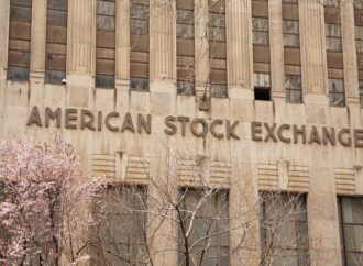 Βουτιά του Dow Jones λόγω πετρελαίου – Απώλειες για Alphabet και Tesla