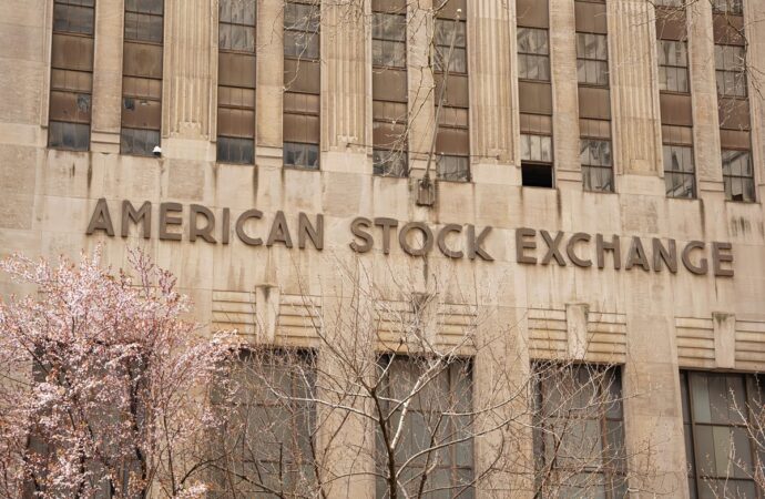Βουτιά του Dow Jones λόγω πετρελαίου – Απώλειες για Alphabet και Tesla