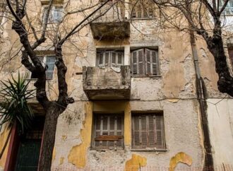 Κατάρρευση κτιρίου στα Πετράλωνα: Τα Προσφυγικά φιλοξενούν τις οικογένειες που έμειναν άστεγες