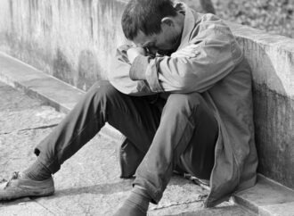 Ποια ηλικιακή ομάδα απειλείται περισσότερο από τη φτώχεια και τον κοινωνικό αποκλεισμό