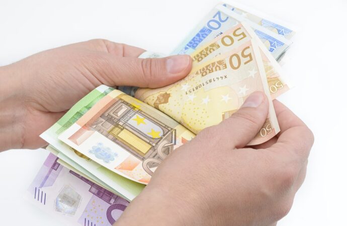Ειδικό επίδομα 1.250 ευρώ από τη ΔΥΠΑ: Ποιοι είναι οι δικαιούχοι