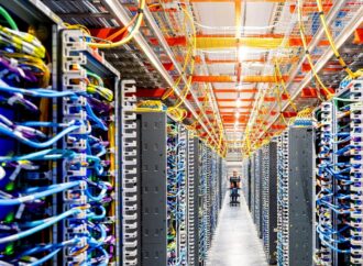 Πώς η Amazon χτίζει data center αθόρυβα, με «χορηγία» σε φεστιβάλ σκόρδου