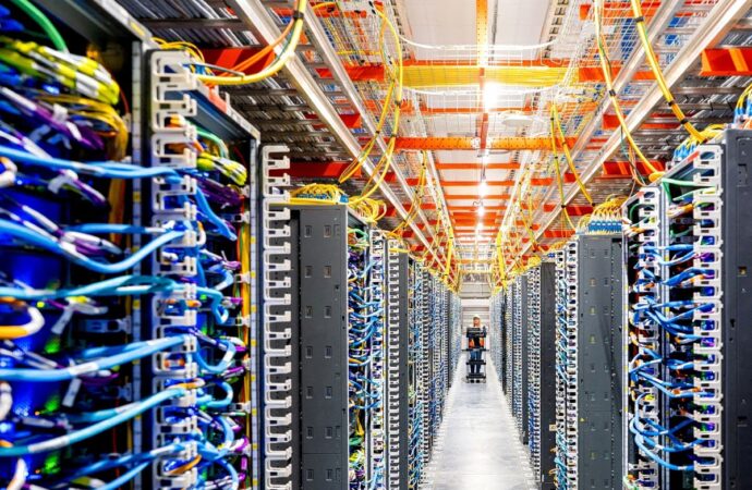 Πώς η Amazon χτίζει data center αθόρυβα, με «χορηγία» σε φεστιβάλ σκόρδου