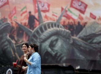 Ιράν: Οικονομική «ώρα μηδέν» προειδοποιούν οι ΗΠΑ – Η Τεχεράνη απειλεί με πλήρη διακοπή εξαγωγών πετρελαίου