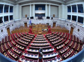 Σφοδρή κόντρα ΝΔ–ΠΑΣΟΚ για την υποψηφιότητα Ακρίτα: η «κάτω πλατεία», ο Στουρνάρας και οι Σπαρτιάτες