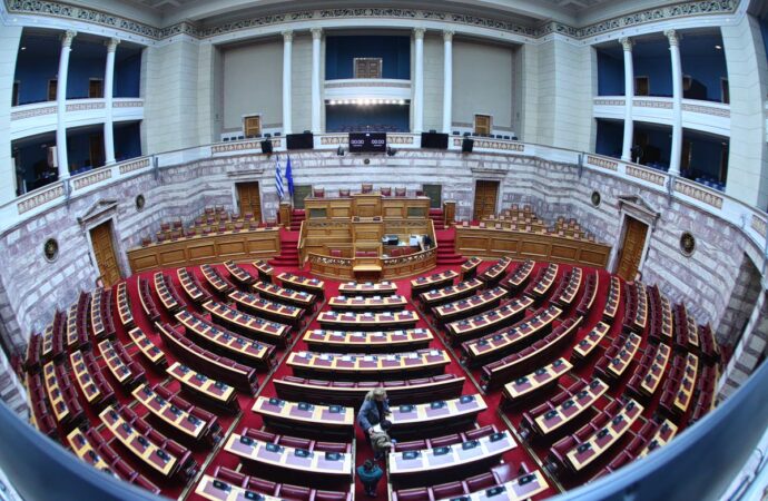 Σφοδρή κόντρα ΝΔ–ΠΑΣΟΚ για την υποψηφιότητα Ακρίτα: η «κάτω πλατεία», ο Στουρνάρας και οι Σπαρτιάτες