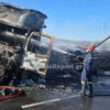 Φθιώτιδα: Ένας νεκρός σε σοκαριστική σύγκρουση δύο φορτηγών – Στις φλόγες το ένα όχημα