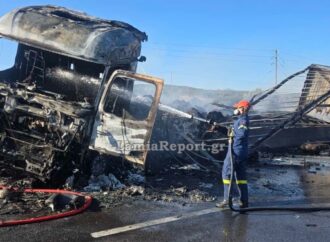 Φθιώτιδα: Ένας νεκρός σε σοκαριστική σύγκρουση δύο φορτηγών – Στις φλόγες το ένα όχημα