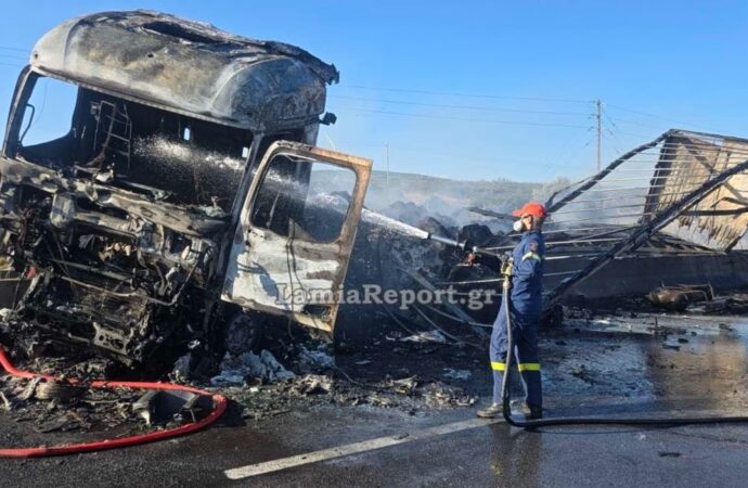 Φθιώτιδα: Ένας νεκρός σε σοκαριστική σύγκρουση δύο φορτηγών – Στις φλόγες το ένα όχημα