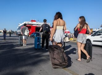 Στα λιμάνια η Ελλάδα στάζει ιδρώτα και αναστενάζει