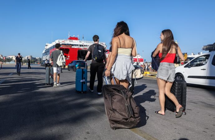 Στα λιμάνια η Ελλάδα στάζει ιδρώτα και αναστενάζει