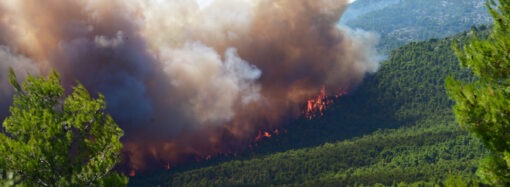 Πυρκαγιά σε ακατοίκητο κτίριο στην οδό Κουμουνδούρου – Απεγκλωβίστηκε ένας άνθρωπος