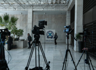 Στη ΓΑΔΑ η 46χρονη που κατηγορείται για τον εμπρησμό – Το πρωί οδηγείται στον εισαγγελέα