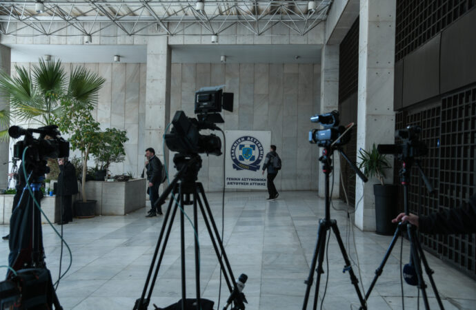 Στη ΓΑΔΑ η 46χρονη που κατηγορείται για τον εμπρησμό – Το πρωί οδηγείται στον εισαγγελέα