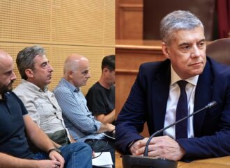 Ο Αγοραστός απέφυγε να απαντήσει για το μπάζωμα στα Τέμπη, λέγοντας στους συγγενείς των θυμάτων «όχι μπροστά σε κάμερες και μικρόφωνα»