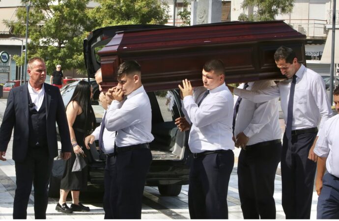 Συγκίνηση στο τελευταίο αντίο στον Δημήτρη Κόκοτα, τον αγαπημένο τραγουδιστή