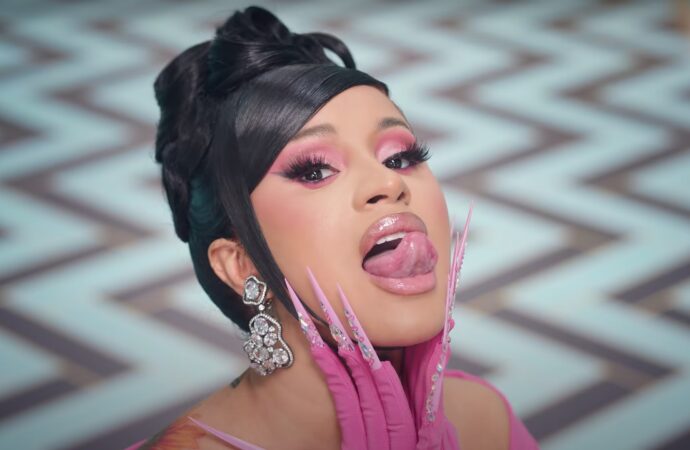 Η Cardi B επιτίθεται στον Τραμπ με το νέο της κομμάτι Ah Ha