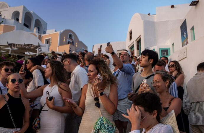 Τουριστικό τσουνάμι στην Ευρώπη: Ποιοι κερδίζουν και ποιοι πληρώνουν το τίμημα