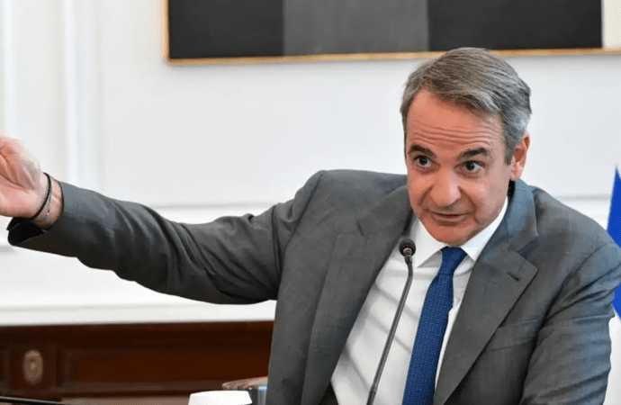 Μητσοτάκης σε αγώνα δρόμου για διαρροές στα δεξιά, ενδεχόμενο κόμμα Σαμαρά και απώλειες στο Κέντρο
