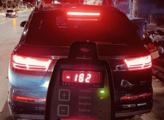 Εξαγοράσιμη ποινή σε 27χρονο τράπερ που έτρεχε με 182 χλμ./ώρα στην ΠΑΘΕ – Ζήτησε συγγνώμη