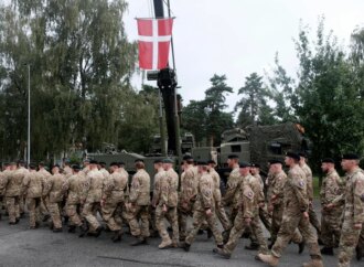 Η Δανία επεκτείνει τη στρατιωτική θητεία απαντώντας σε Ρωσία και Τραμπ