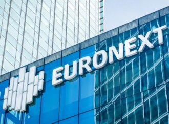 Σε ιστορικό υψηλό η μετοχή της Euronext Athens παρά το μειωμένο μέρισμα