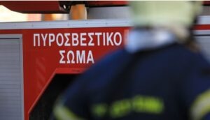 Πυρκαγιά σε ακατοίκητο κτίριο στην οδό Κουμουνδούρου – Απεγκλωβίστηκε ένας άνθρωπος
