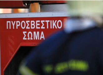 Πυρκαγιά σε ακατοίκητο κτίριο στην οδό Κουμουνδούρου – Απεγκλωβίστηκε ένας άνθρωπος