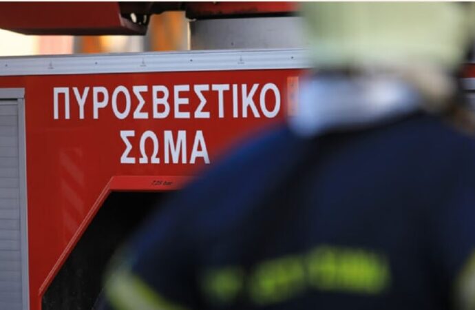 Πυρκαγιά σε ακατοίκητο κτίριο στην οδό Κουμουνδούρου – Απεγκλωβίστηκε ένας άνθρωπος