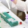 Πώς λειτουργούν τα εμβόλια mRNA με απλά λόγια
